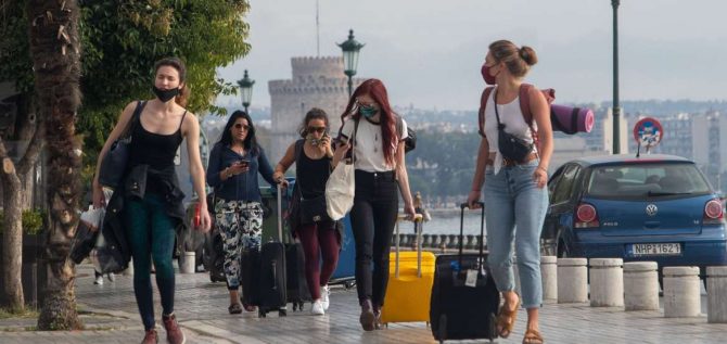 Κορωνοϊός: Ανασχηματισμός των λοιμωξιολόγων και καμία ένδειξη γενικευμένου lockdown