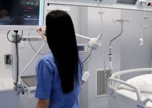 Κορωνοϊός: Ανατροπή στις προβλέψεις για τα κρούσματα – Γρίφος οι δυνατότητες του ΕΣΥ