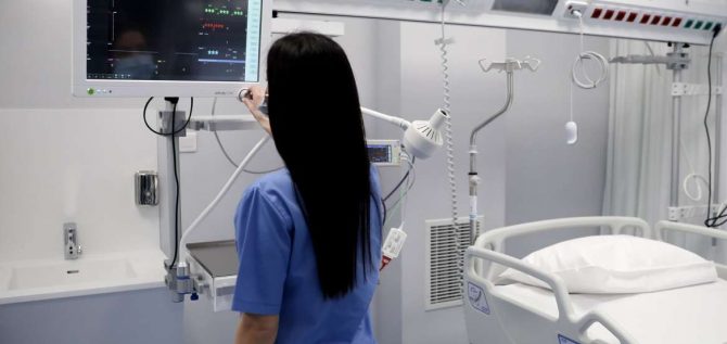 Κορωνοϊός: Ανατροπή στις προβλέψεις για τα κρούσματα – Γρίφος οι δυνατότητες του ΕΣΥ