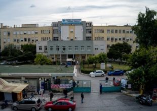 Σοκ στη Νίκαια: Επίθεση σε 64χρονη με καυστικό υγρό έξω από το νοσοκομείο
