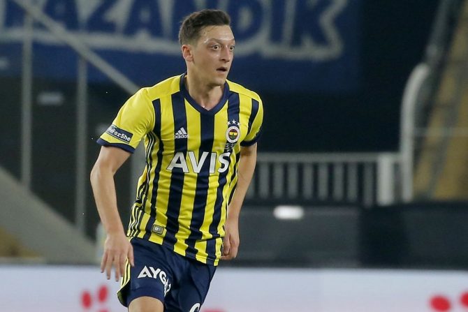 Fanatik: “Οριστικά χωρίς τον Οζίλ κόντρα στον Ολυμπιακό η Φενέρμπαχτσε, στη θέση του ο Πέλκας”