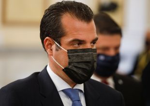 Ο Πλεύρης προανήγγειλε κυρώσεις για τους ανεμβολίαστους ιδιώτες γιατρούς