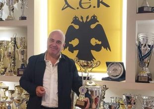 Στην τροπαιοθήκη της Μάνας ΑΕΚ το τρόπαιο του πρωταθλήματος Ξιφασκίας
