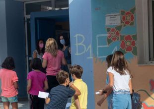 Κορωνοϊός – Σαρηγιάννης: Ρεαλιστικό σενάριο τα 74.000 κρούσματα σε παιδιά έως το τέλος του 2021