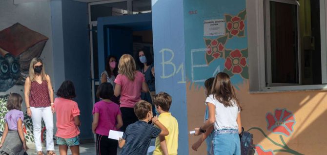 Κορωνοϊός – Σαρηγιάννης: Ρεαλιστικό σενάριο τα 74.000 κρούσματα σε παιδιά έως το τέλος του 2021