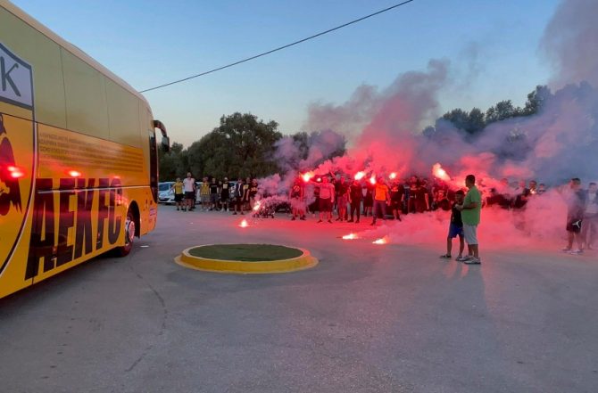 Χαμός στα Σπάτα! «ΑΕΚ γερά πρωτάθλημα ξανά» (vid)