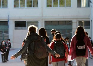 Θεοδωρικάκος σε ΕΛ.ΑΣ.: Τέλος στις προσαγωγές εκπαιδευτικών που μηνύονται από αρνητές του εμβολίου