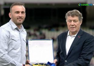 O Ρεχάγκελ βράβευσε τον Τοροσίδη για την προσφορά του στην Εθνική