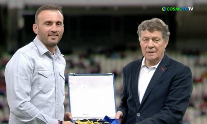 O Ρεχάγκελ βράβευσε τον Τοροσίδη για την προσφορά του στην Εθνική