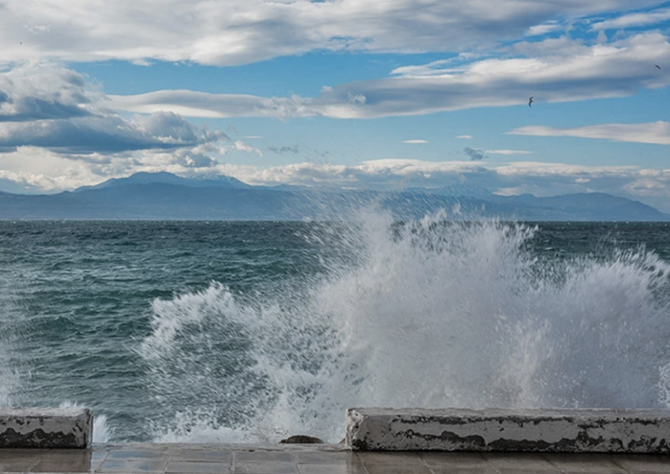 Απαγορευτικό απόπλου λόγω ισχυρών ανέμων σε Πειραιά, Λαύριο και Ραφήνα