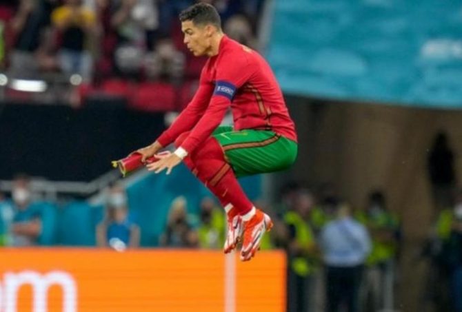 Ο Ρονάλντο κάνει άλματα και όλος ο πάγκος του Λουξεμβούργου έχει.. χαζέψει (pic)