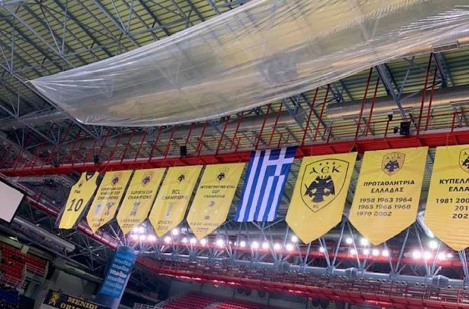 Μουσαμάδες στην οροφή του γηπέδου στα Άνω Λιόσια (ΦΩΤΟ) Μουσαμάδες στην οροφή του γηπέδου στα Άνω Λιόσια (ΦΩΤΟ)