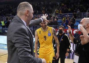 Αποθέωση για Πετρόπουλο (pics)