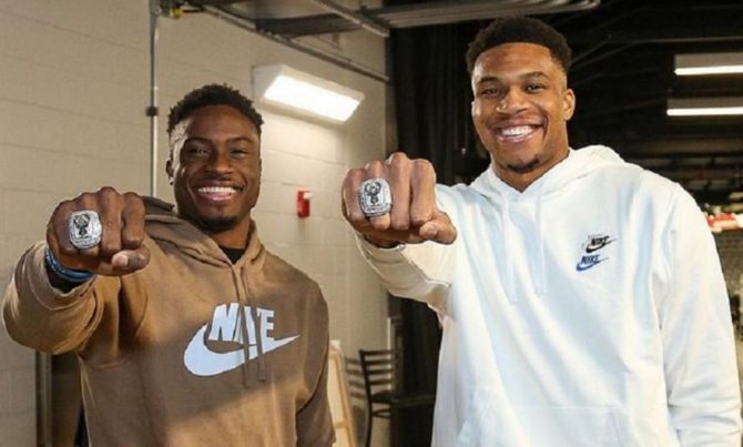 «Τα όνειρα γίνονται πραγματικότητα»: Η φωτογραφία των Αντετοκούνμπο με τα δαχτυλίδια του NBA! «Τα όνειρα γίνονται πραγματικότητα»: Η φωτογραφία των Αντετοκούνμπο με τα δαχτυλίδια του NBA!