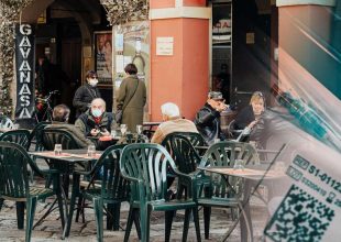 Κορωνοϊός: Κίνητρα σε γιατρούς για νοσοκομεία της περιφέρειας – Μπαράζ ελέγχων στην εστίαση
