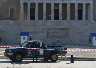 Πρωτοφανές: Φορτηγάκι με φιάλες υγραερίου στο Μνημείο του Άγνωστου Στρατιώτη!