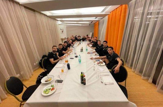 Χάντμπολ: Γεύμα για τη νίκη και τους… εορτάζοντες (VIDEO)