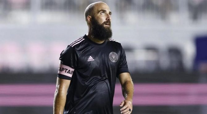 Ο πατέρας του Γκονσάλο Ιγκουαΐν αποκάλυψε πως στο τέλος της χρονιάς θα αποσυρθεί