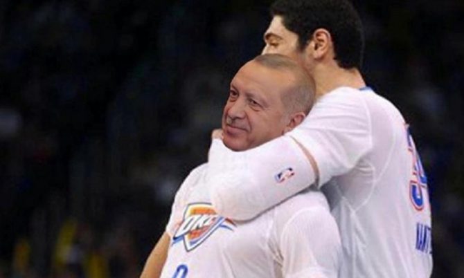 Καντέρ: Ανέβασε φωτογραφία που κάνει «κεφαλοκλείδωμα» στον Ερντογάν