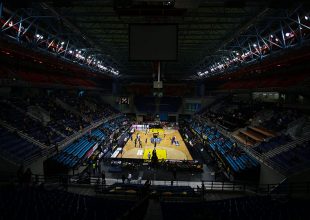 Οι βροχές απειλούν το νέο γήπεδο, σάπισε ήδη ένα παρκέ