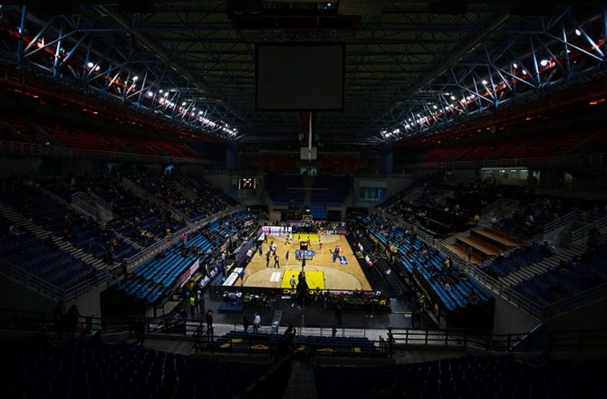 Οι βροχές απειλούν το νέο γήπεδο, σάπισε ήδη ένα παρκέ