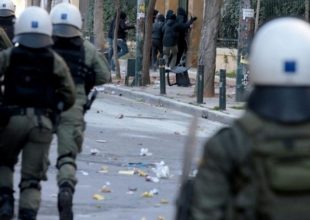 Επεισόδια έξω από την ΑΣΟΕΕ – Κουκουλοφόροι έχουν στήσει οδοφράγματα