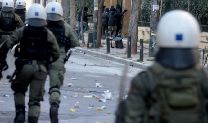 Επεισόδια έξω από την ΑΣΟΕΕ – Κουκουλοφόροι έχουν στήσει οδοφράγματα