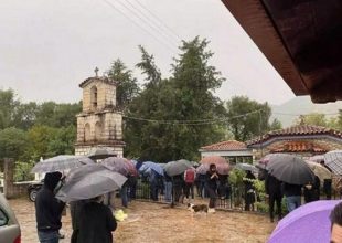 Θρήνος στην κηδεία του Νίκου Τσουμάνη