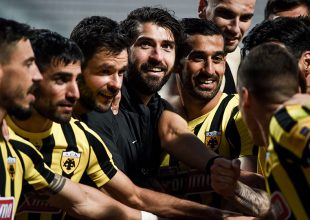 Δίπλα στον κόσμο πανηγύρισαν οι παίκτες της ΑΕΚ (ΦΩΤΟ)