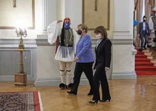 Σακελλαροπούλου: Πολλές φορές αισθανθήκαμε δικαιολογημένα μόνοι – Μέρκελ: Ανήκουμε μαζί, Γερμανία και Ελλάδα