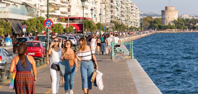 Κορωνοϊός: Σε κόκκινο συναγερμό η Θεσσαλονίκη – Νέο περιστατικό αρνήτριας διασωλήνωσης