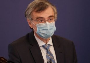 Τσιόδρας: Αποφύγαμε 8.400 θανάτους και 5.560 εισαγωγές σε ΜΕΘ χάρη στους εμβολιασμούς