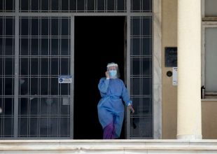 Κορωνοϊός: Νεκρή γυναίκα παραμένει άταφη 4 μήνες – Οι συγγενείς είναι αρνητές κι απαιτούν νεκροτομή!