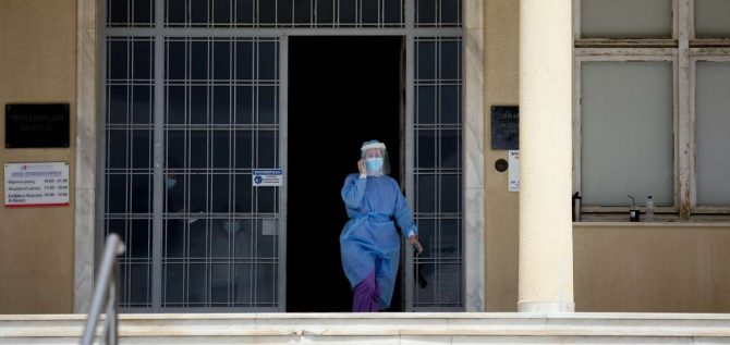 Κορωνοϊός: Νεκρή γυναίκα παραμένει άταφη 4 μήνες – Οι συγγενείς είναι αρνητές κι απαιτούν νεκροτομή!