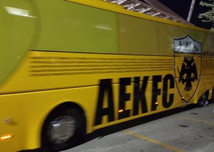 Η άφιξη της ΑΕΚΑΡΑΣ στο ΟΑΚΑ (VID)