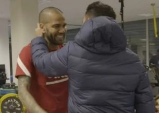 Μπαρτσελόνα: Το θερμό καλωσόρισμα στον Ντάνιελ Άλβες και η αγκαλιά με τον Τσάβι