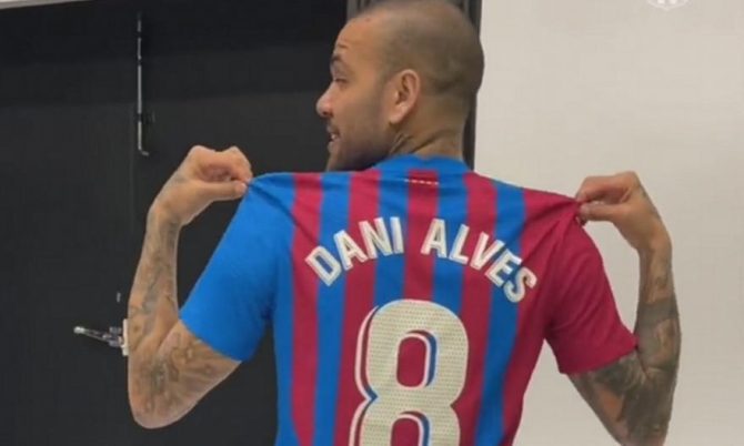 Μπαρτσελόνα: Φωτογραφήθηκε με το «8» στην πλάτη ο Ντάνι Άλβες Μπαρτσελόνα: Φωτογραφήθηκε με το «8» στην πλάτη ο Ντάνι Άλβες