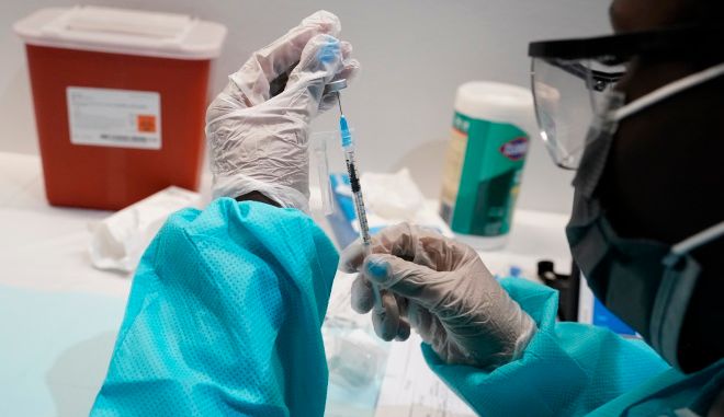 Τα εμβόλια παρέχουν μια “σχετική κάλυψη” κατά της Μετάλλαξης Όμικρον