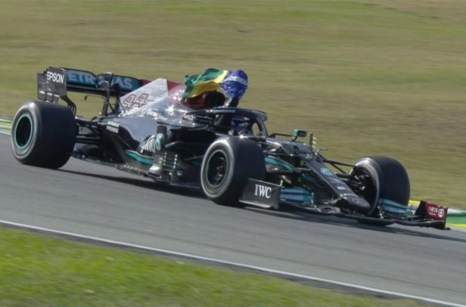 Υπό εξέταση από τους αγωνοδίκες ο Χάμιλτον, κινδυνεύει να χάσει τη νίκη