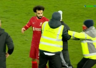 «Εισβολέας» προσπάθησε να… κερδίσει την φανέλα του Σαλάχ!