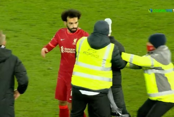 «Εισβολέας» προσπάθησε να… κερδίσει την φανέλα του Σαλάχ!