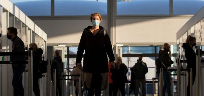 Μετάλλαξη Ομικρον: Αυτά είναι τα μέχρι τώρα δεδομένα – Ανησυχία για τα συμπτώματα