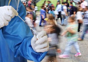Νέα μέτρα: Με πολλούς ελέγχους και ουρές στα φαρμακεία για ένα rapid η πρώτη νύχτα εφαρμογής τους