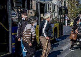 Κορωνοϊός: Με τρίτη δόση εμβολίου 2.000 λιγότερα κρούσματα τη μέρα – Απαραίτητα τα μέτρα στα Μέσα Μεταφοράς