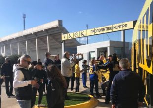 Τρέλα: Αποθέωση για τους παίκτες της ΑΕΚ στα Σπάτα (ΦΩΤΟ)