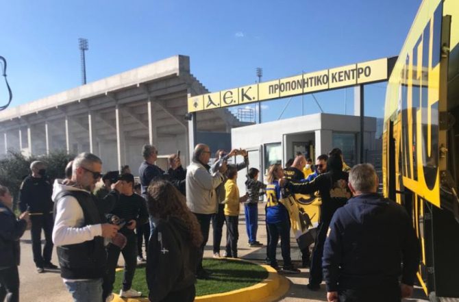 Τρέλα: Αποθέωση για τους παίκτες της ΑΕΚ στα Σπάτα (ΦΩΤΟ) Τρέλα: Αποθέωση για τους παίκτες της ΑΕΚ στα Σπάτα (ΦΩΤΟ)