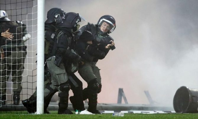 Επέμβαση των ΜΑΤ για να πάρουν τους οπαδούς του ΠΑΟΚ (pics)