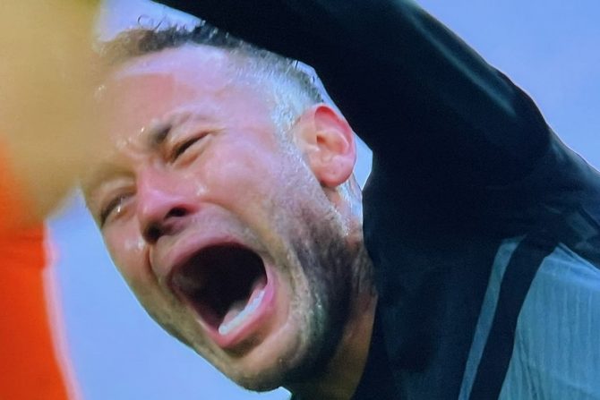 Νεϊμάρ: Σοκαριστικός τραυματισμός του Βραζιλιάνου, έφυγε με φορείο και κλάματα από το γήπεδο της Σεντ Ετιέν