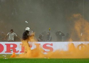 Απ’ όλα είχε η Τούμπα! Μπουκάλια κάθε είδους, καρεκλάκια, κουβάδες (pics)