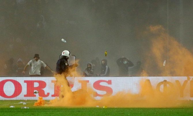 Απ’ όλα είχε η Τούμπα! Μπουκάλια κάθε είδους, καρεκλάκια, κουβάδες (pics)